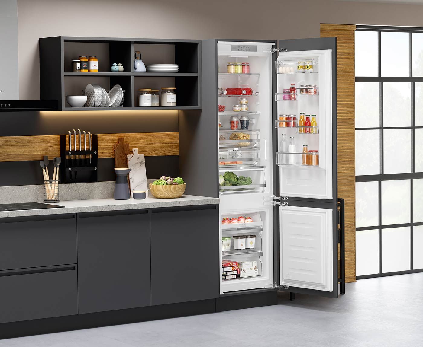 Geöffneter Kühlschrank in einer modernen, anthrazitfarbenen Küche mit Holzakzenten.