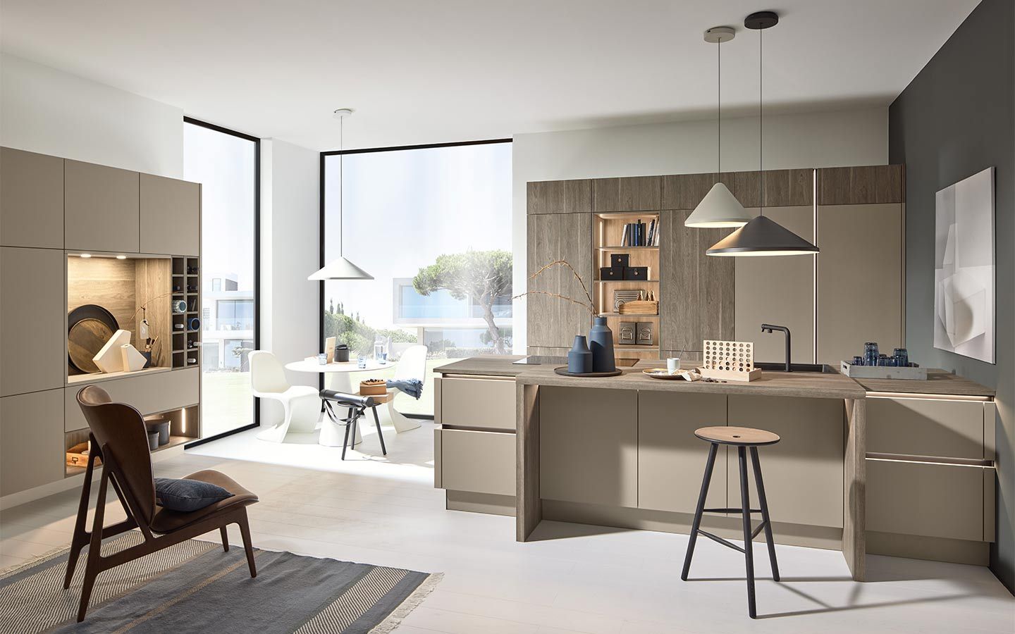 Helle, moderne Wohnküche mit Holzfronten, Kochinsel und großen Fensterfronten.