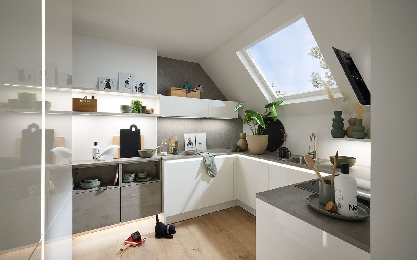 L-förmige Küche unter Dachschräge mit großem Dachfenster und hellen Fronten.