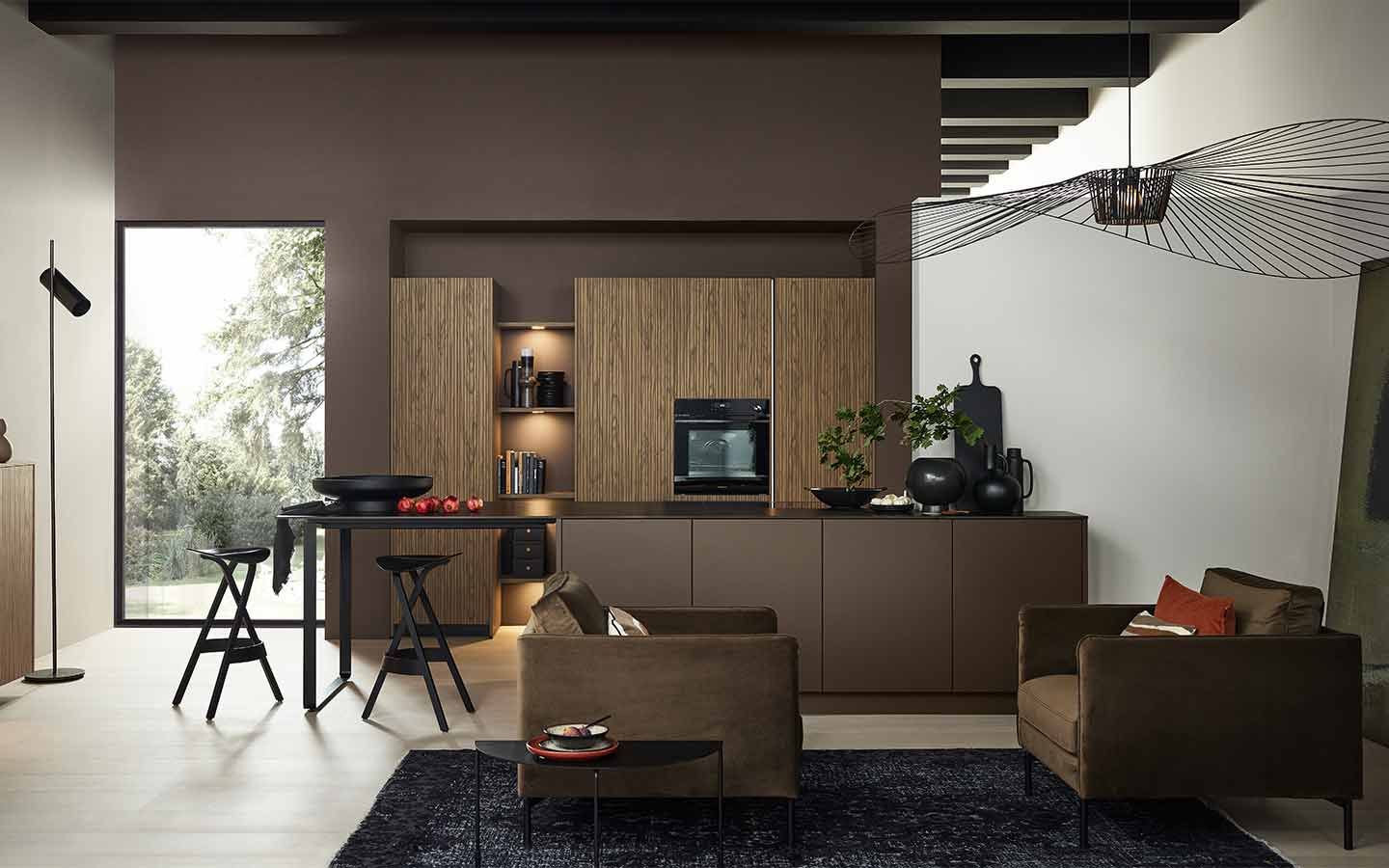 Dunkelbraune Küchenzeile mit Holzschränken integriert in einen stilvollen Wohnraum.